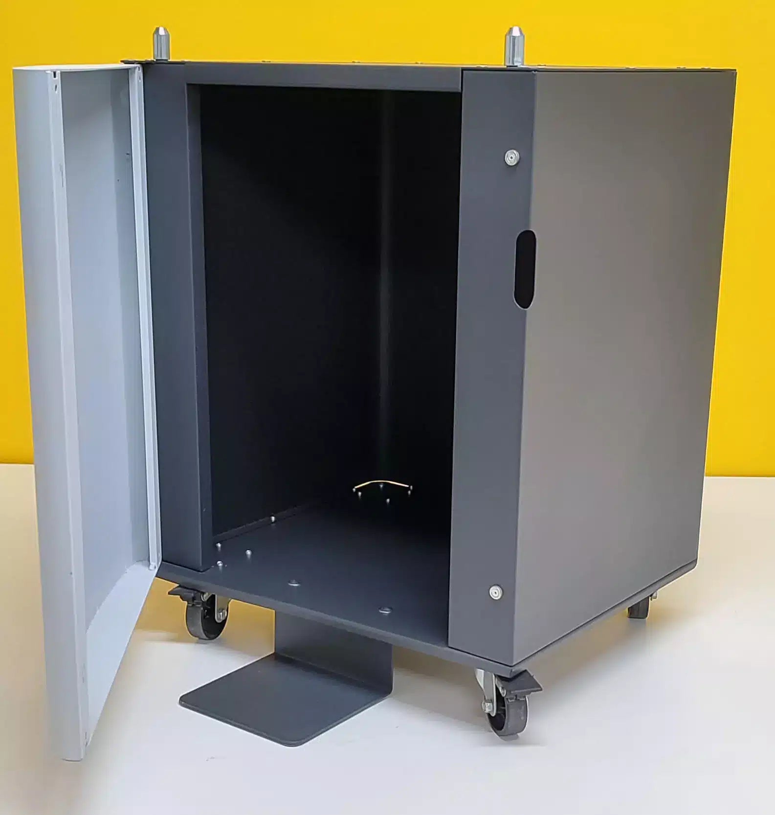 Cassetto Portaoggetti e Risme Lexmark XM1140 - facile accesso e stoccaggio delle risorse di stampa con ruote per un facile trasporto Cassetto Portaoggetti e Risme Lexmark XM1140 - facile accesso e stoccaggio delle risorse di stampa con ruote per un facile trasporto